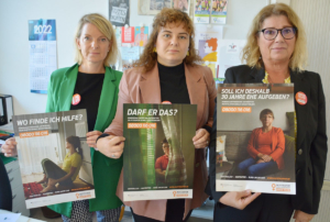 Isabelle Stähle, Lisa-Marie Trog und Evi Julier (von links) machen auf das Thema (häusliche) Gewalterfahrung von Geflüchteten aufmerksam. (Foto: Kreisverwaltung Germersheim)
